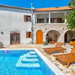 וילה Nina - With A Heated Pool